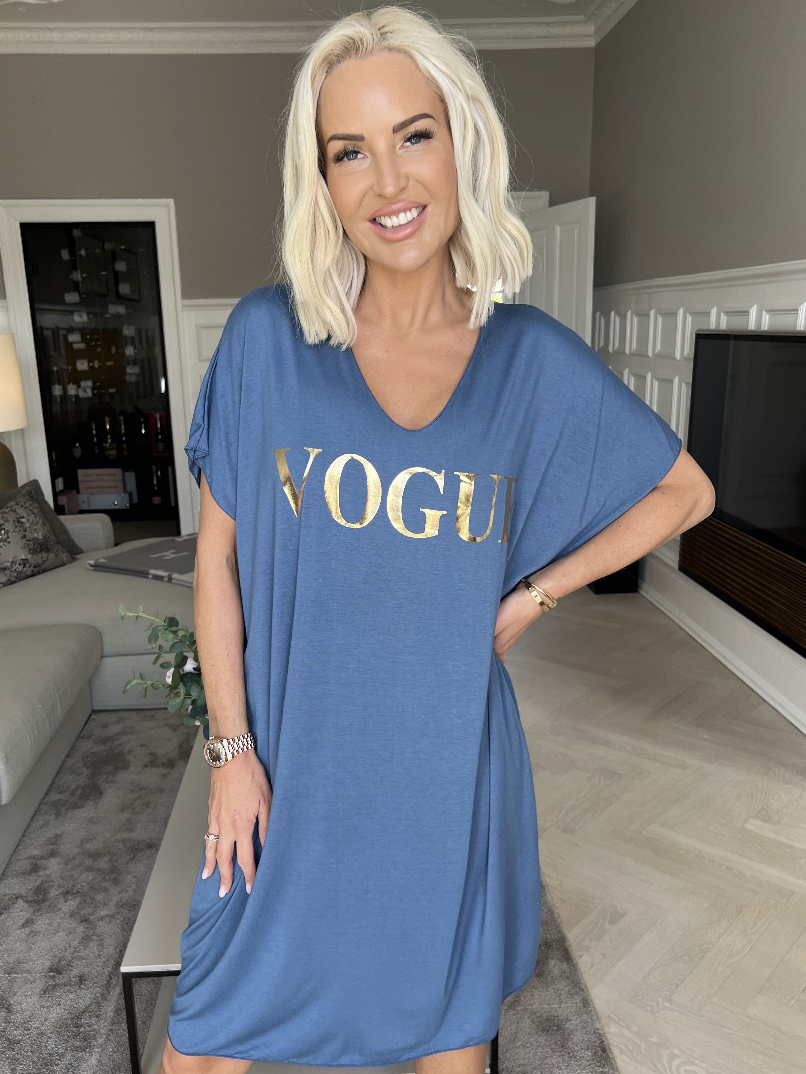 Vogue - Oversized t-shirt klänning i viskos med guldtryck